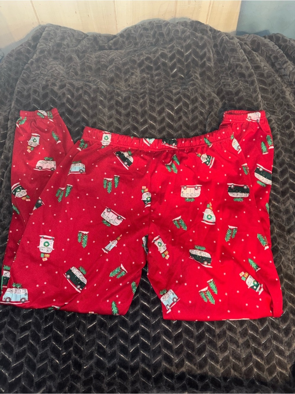 Women’s Red Holiday-Print Cropped Lounge Pants - Picture 3 of 3